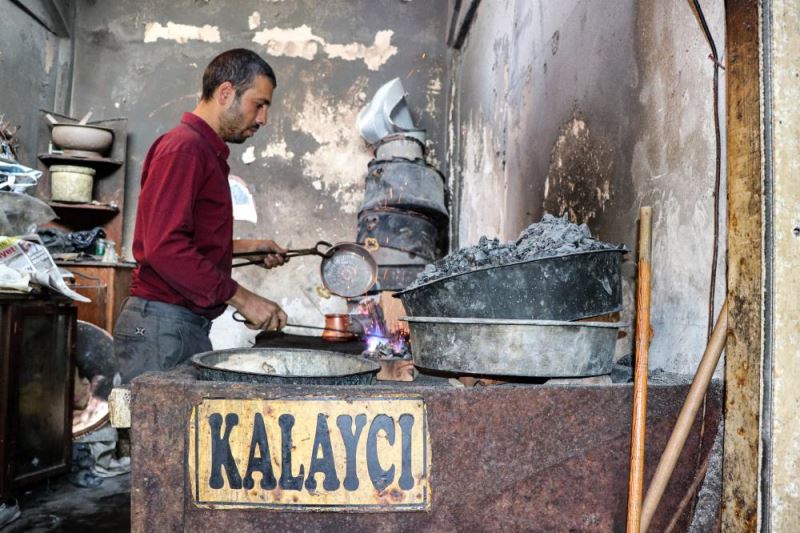 Yaşar usta, dede mesleği kalaycılığı yaşatmaya çalışıyor