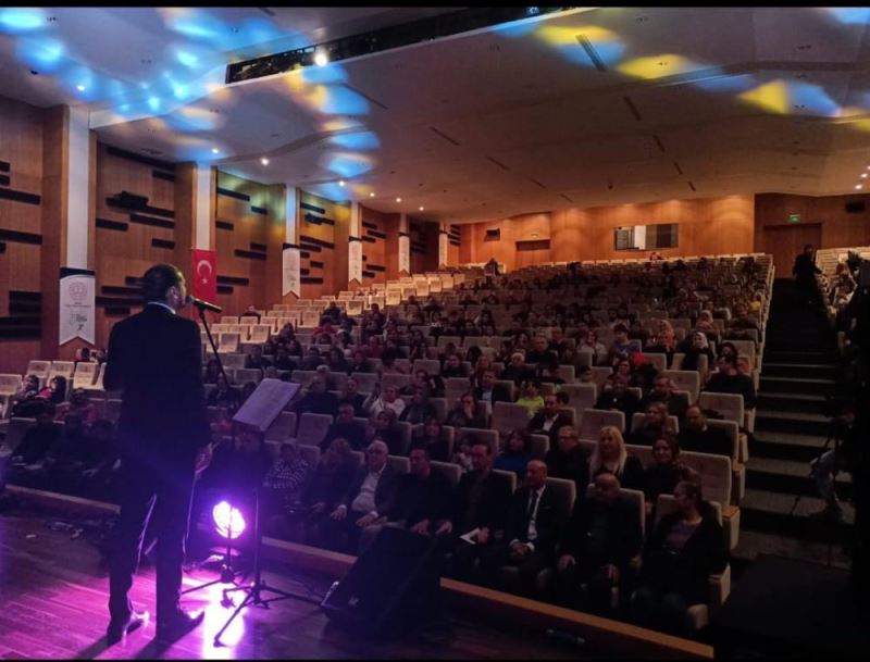 Seyhan Şehit Yavuz Öztürk Halk Eğitim Merkezi Korosu konser verdi 