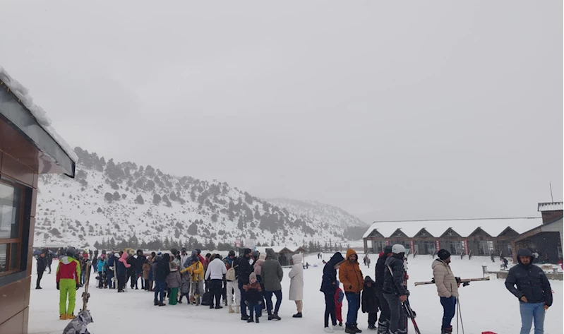 Sezonu dün açan Davraz Kayak Merkezi, iki günde yaklaşık 18 bin kişiyi ağırladı 