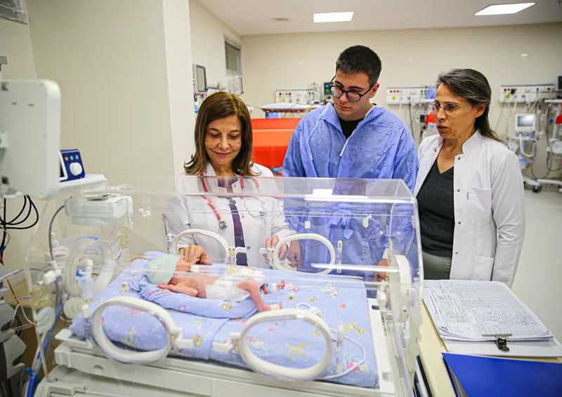 Yenidoğan uzmanının doktor adayı oğlu kendisi gibi prematürelere umut olmak istiyor