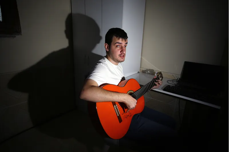 Görme engelli Umut, kendi besteleriyle sahnelere çıkmayı hedefliyor