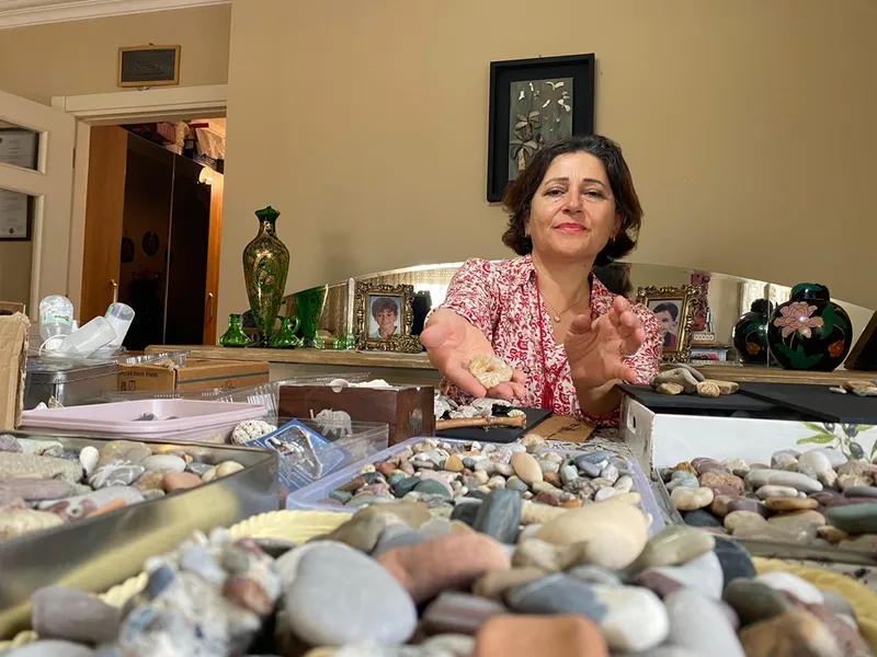 Emekli mühendis sahilden topladığı çakıl taşlarını sanat eserine dönüştürüyor