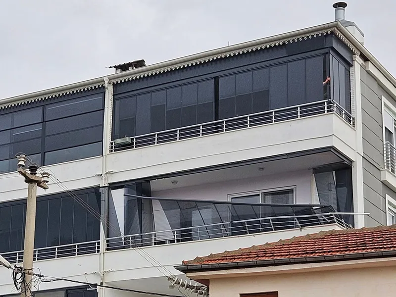 Bozyazı ilçesinde şiddetli rüzgar çatıları uçurdu 