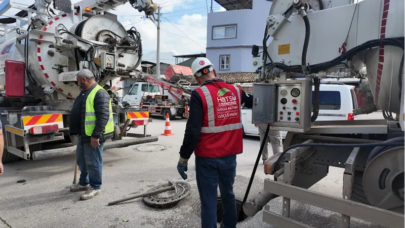 İskenderun'da mazgal ve tahliye kanalları atıklardan arındırıldı