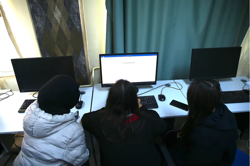 Hatay'da gazete çıkaran liseliler mürekkep kokusunu okul sıralarında deneyimliyor