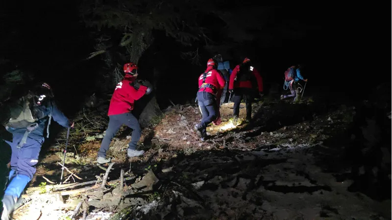 Adana'da dağda mahsur kalan 3 kişi için kurtarma çalışması başlatıldı