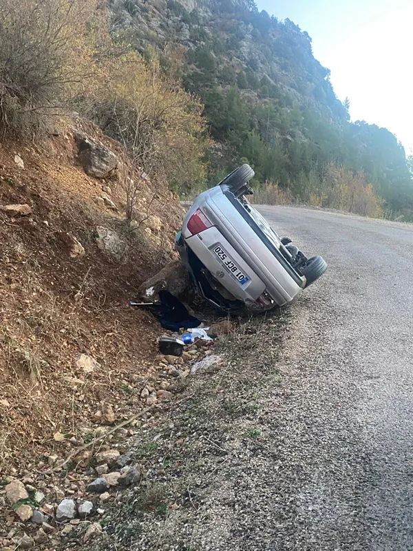 Feke'de takla atan otomobildeki 2 kişi yaralandı