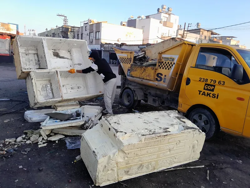 Mersin'in Akdeniz ilçesinde atıklar belediye ekiplerince toplandı