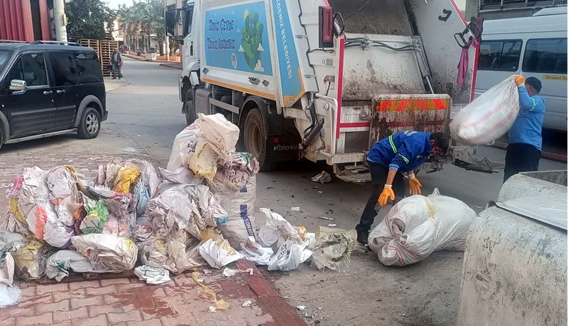 Mersin'in Akdeniz ilçesinde atıklar belediye ekiplerince toplandı