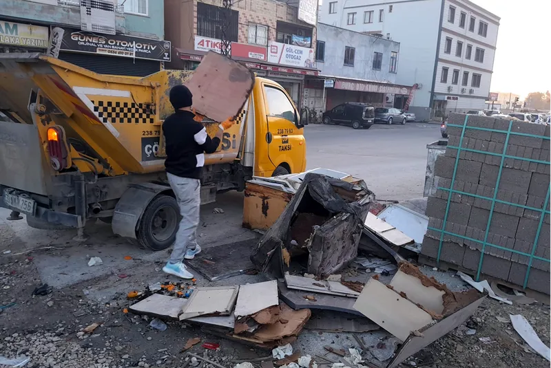 Mersin'in Akdeniz ilçesinde atıklar belediye ekiplerince toplandı