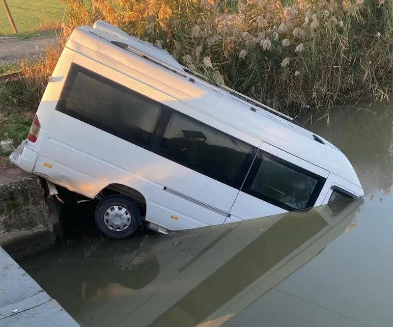 Serik’te minibüs sulama kanalına düştü