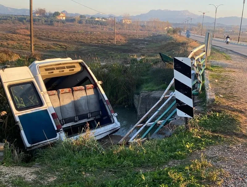 Serik’te minibüs sulama kanalına düştü