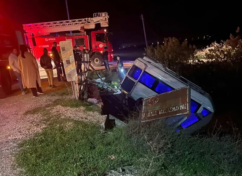 Serik’te minibüs sulama kanalına düştü