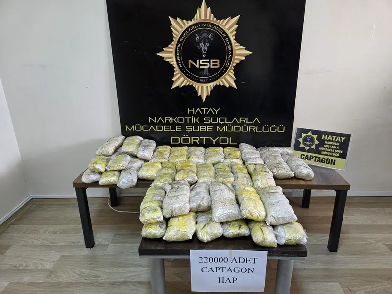 Hatay'da tır dorsesinde 220 bin adet uyuşturucu hap ele geçirildi