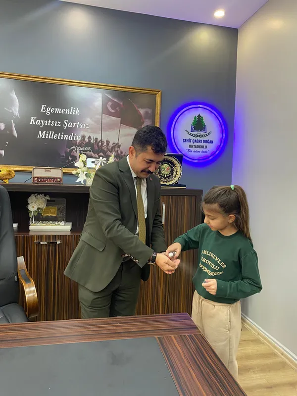 Osmaniye'de ilkokul öğrencileri limon kolonyası yaptı 