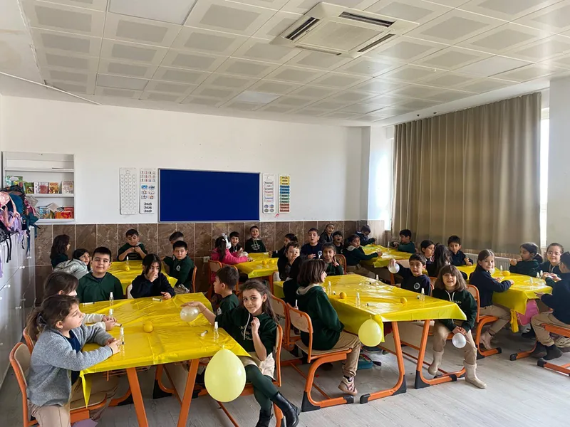 Osmaniye'de ilkokul öğrencileri limon kolonyası yaptı 