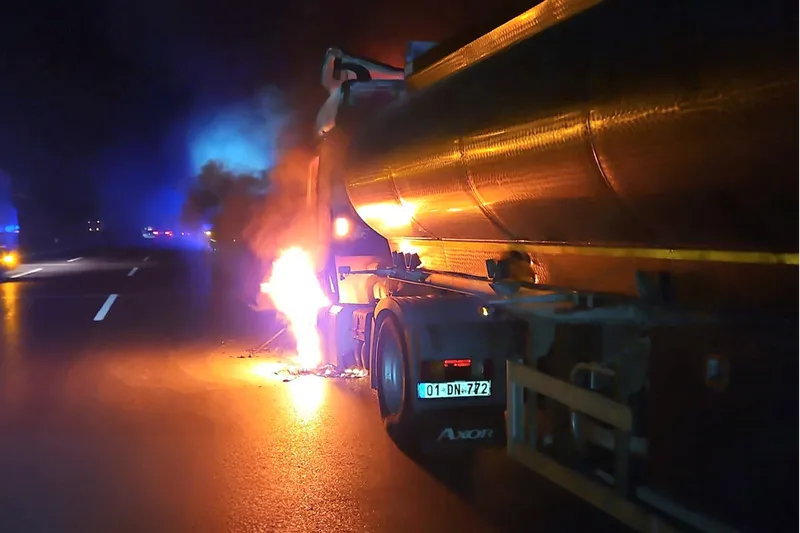 Adana'da seyir halindeki tankerde başlayıp ormanlık alana sıçrayan yangın söndürüldü 