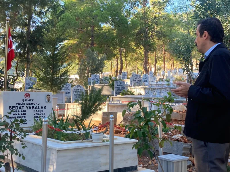 Bozyazı Kaymakamı Tuncay Topsakaloğlu şehit kabrini ziyaret etti