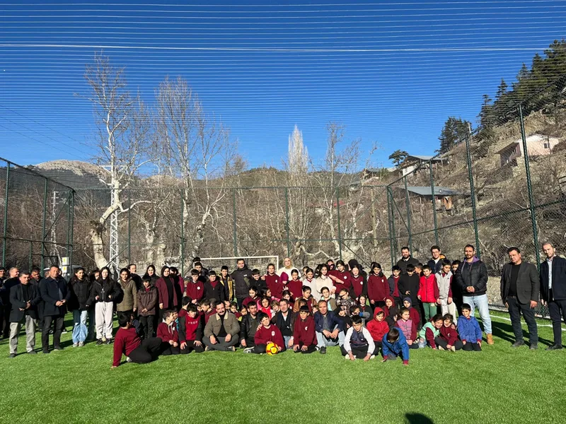 Feke ilçesinde 4 halı saha hizmete alındı 