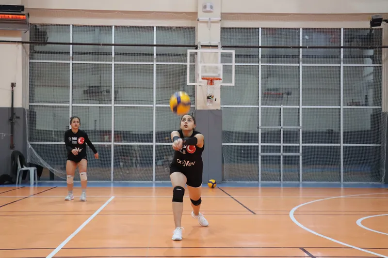 Hukuk öğrencisi genç voleybolcu Yaren, hem parkede hem adliyede başarı hedefliyor