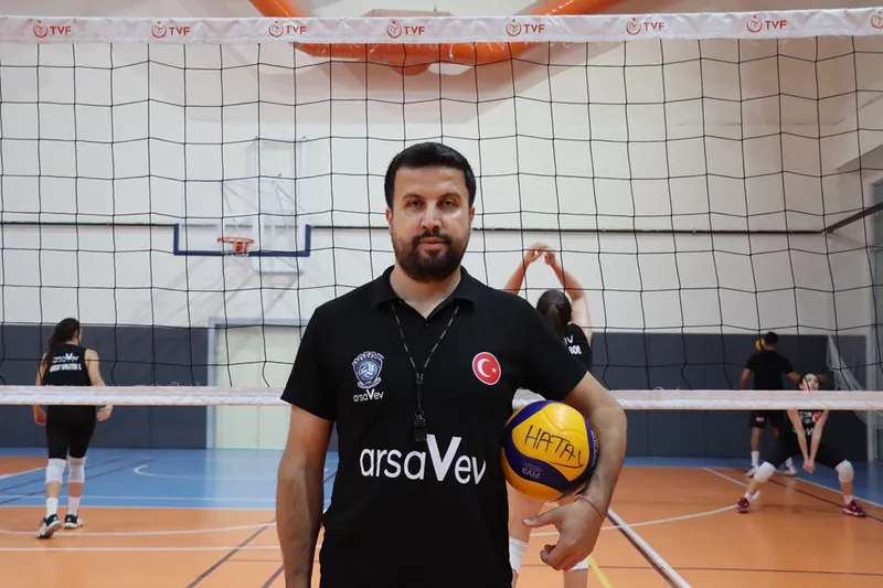 Hukuk öğrencisi genç voleybolcu Yaren, hem parkede hem adliyede başarı hedefliyor