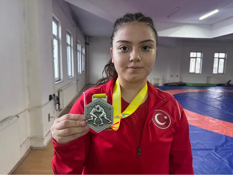 Isparta'da güreşçi kız kardeşler şampiyonluk hedefleri için birlikte antrenman yapıyor