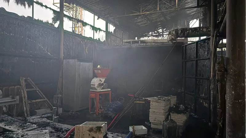 Burdur'da mermer fabrikasında çıkan yangın söndürüldü