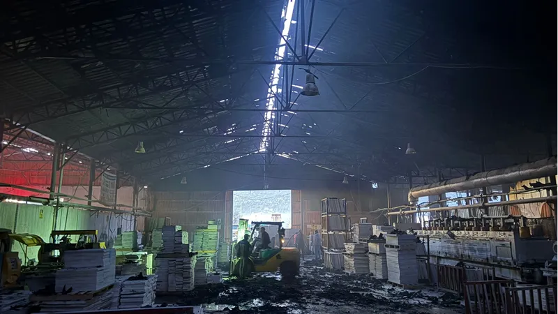 Burdur'da mermer fabrikasında çıkan yangın söndürüldü