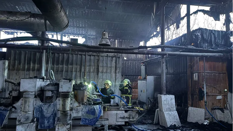 Burdur'da mermer fabrikasında çıkan yangın söndürüldü