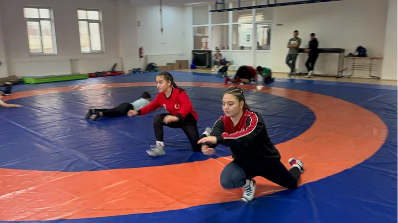 Isparta'da güreşçi kız kardeşler şampiyonluk hedefleri için birlikte antrenman yapıyor