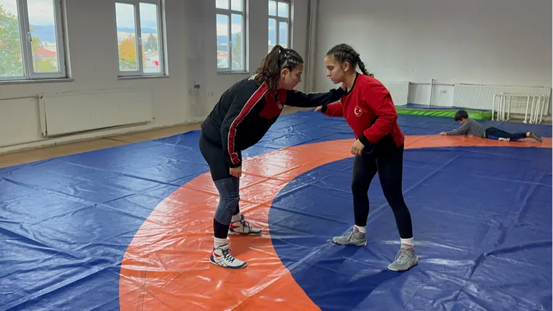 Isparta'da güreşçi kız kardeşler şampiyonluk hedefleri için birlikte antrenman yapıyor