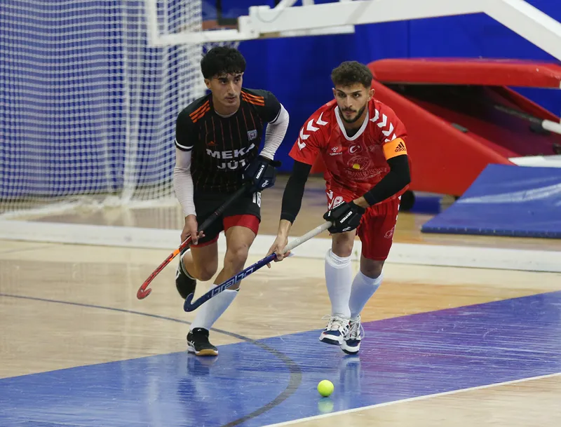 Erkekler Salon Hokeyi Süper Lig maçları Alanya'da başladı