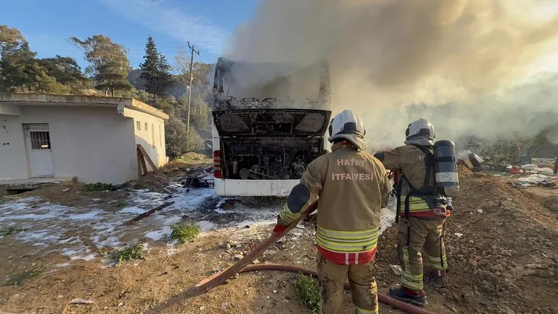 Hatay'da tamirhanedeki otobüste çıkan yangın söndürüldü