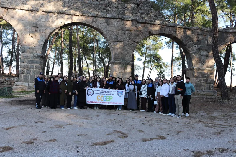 "Geleceğimizi Yazan Genç Yürekler" projesi kapsamında gençler Phaselis Antik Kenti'ni gezdi