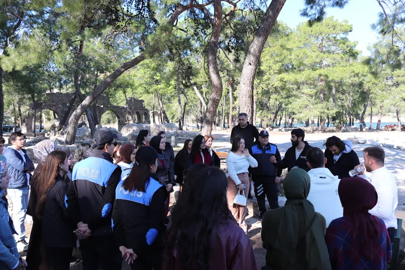 "Geleceğimizi Yazan Genç Yürekler" projesi kapsamında gençler Phaselis Antik Kenti'ni gezdi