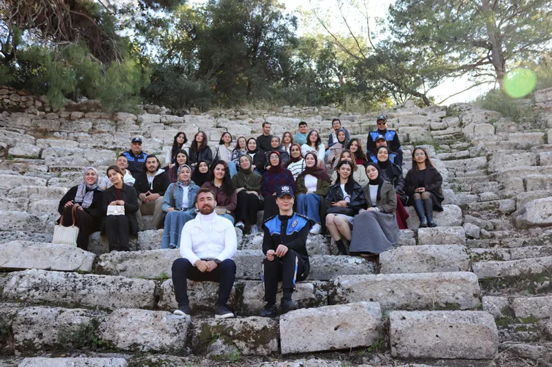 "Geleceğimizi Yazan Genç Yürekler" projesi kapsamında gençler Phaselis Antik Kenti'ni gezdi