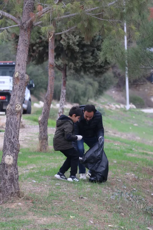 Adana'da çevre gönüllüleri Seyhan Nehri'nin çevresindeki atıkları topladı