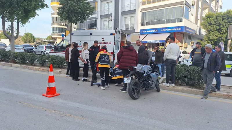 Mersin'de motosikletin yayalara çarptığı kazada 3 kişi yaralandı