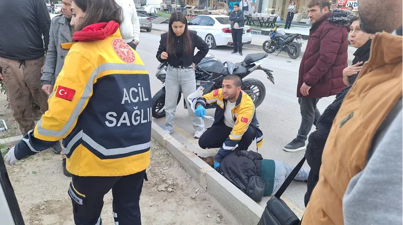 Mersin'de motosikletin yayalara çarptığı kazada 3 kişi yaralandı