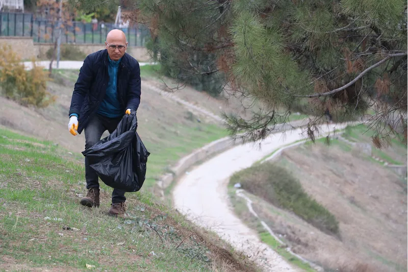 Adana'da çevre gönüllüleri Seyhan Nehri'nin çevresindeki atıkları topladı