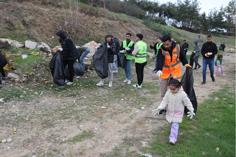 Adana'da çevre gönüllüleri Seyhan Nehri'nin çevresindeki atıkları topladı