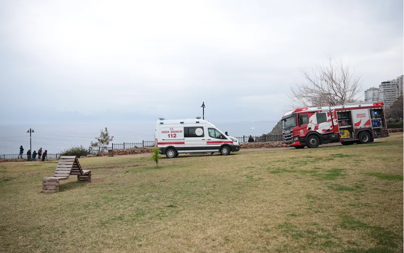 Antalya'da falezlerden düşerek yaralanan kişi kurtarıldı
