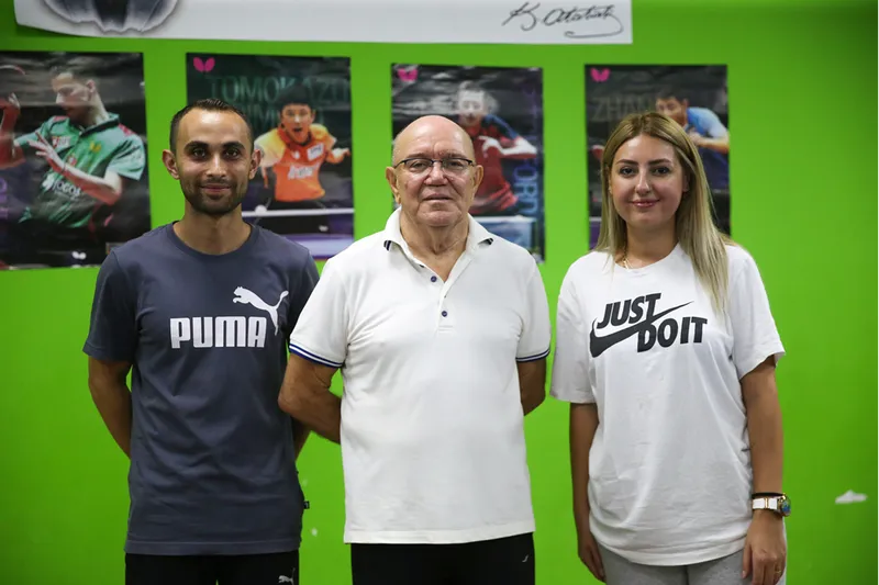 Veteran masa tenisçi Mehmet Kasapoğlu, 50 yıllık deneyimini çocuklara aktarıyor