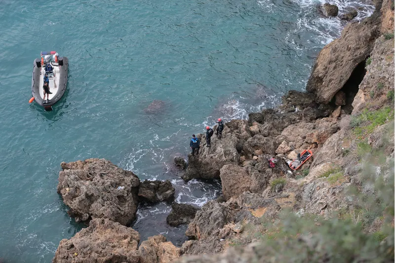 Antalya'da falezlerden düşerek yaralanan kişi kurtarıldı