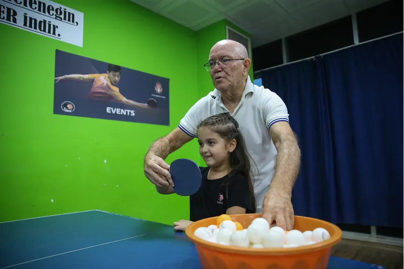 Veteran masa tenisçi Mehmet Kasapoğlu, 50 yıllık deneyimini çocuklara aktarıyor