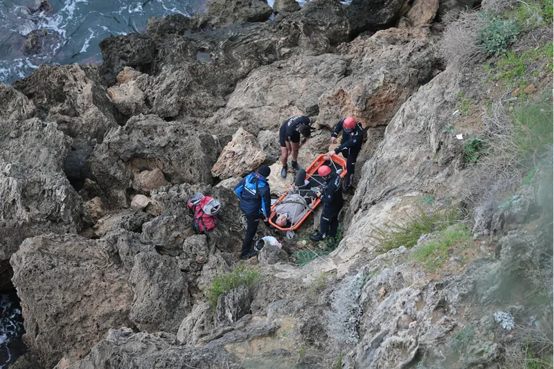 Antalya'da falezlerden düşerek yaralanan kişi kurtarıldı