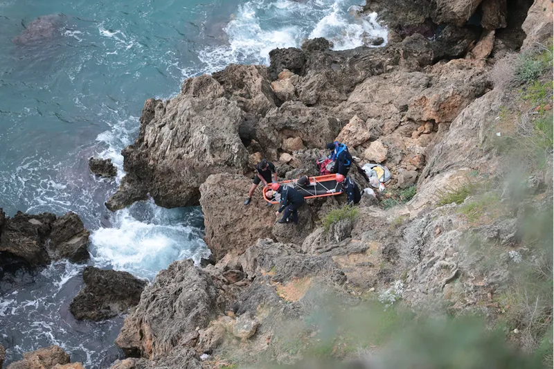 Antalya'da falezlerden düşerek yaralanan kişi kurtarıldı