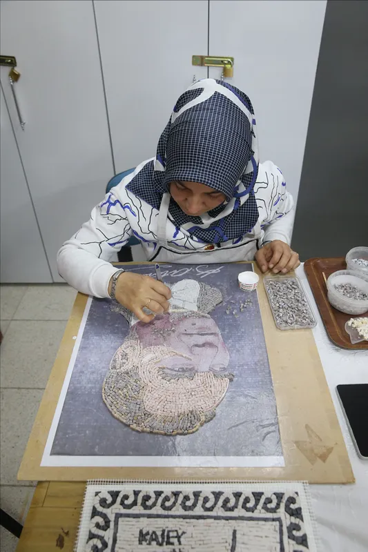 Kahramanmaraş'ın Germanicia mozaikleri kadınların emeğiyle yeniden hayat buluyor