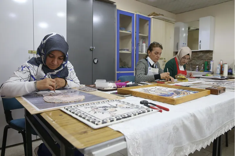Kahramanmaraş'ın Germanicia mozaikleri kadınların emeğiyle yeniden hayat buluyor