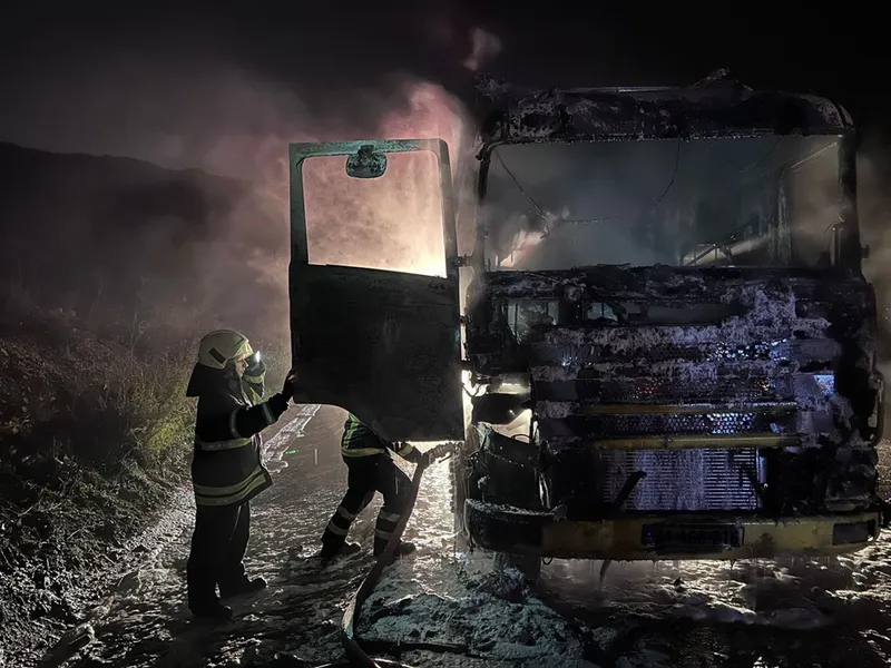 Antakya'da seyir halindeki tırda çıkan yangın söndürüldü